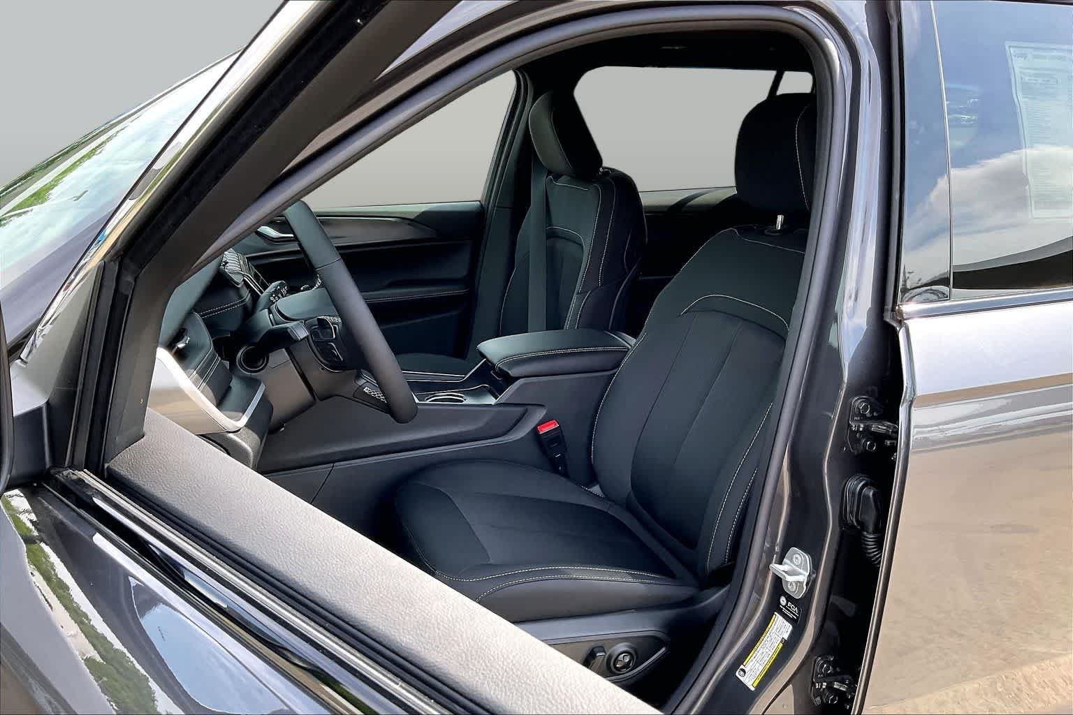 New 2026 Baltic Gray Metallic Clear-Coat Exterior Paint Jeep Laredo X image 9