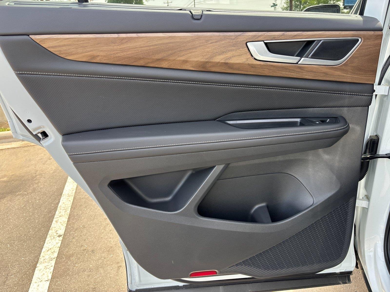 2025 Volkswagen Atlas SE w/Tech - Photo 31