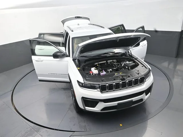 New 2026 Bright White Clear-Coat Exterior Paint Jeep Limited image 31