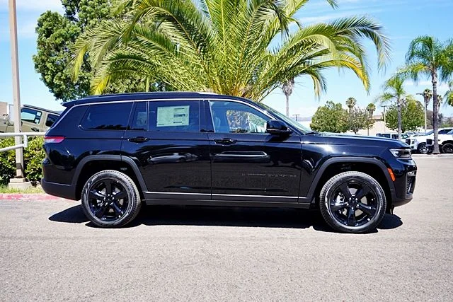 New 2026 Diamond Black Crystal Pearl-Coat Exterior Paint Jeep Limited image 7