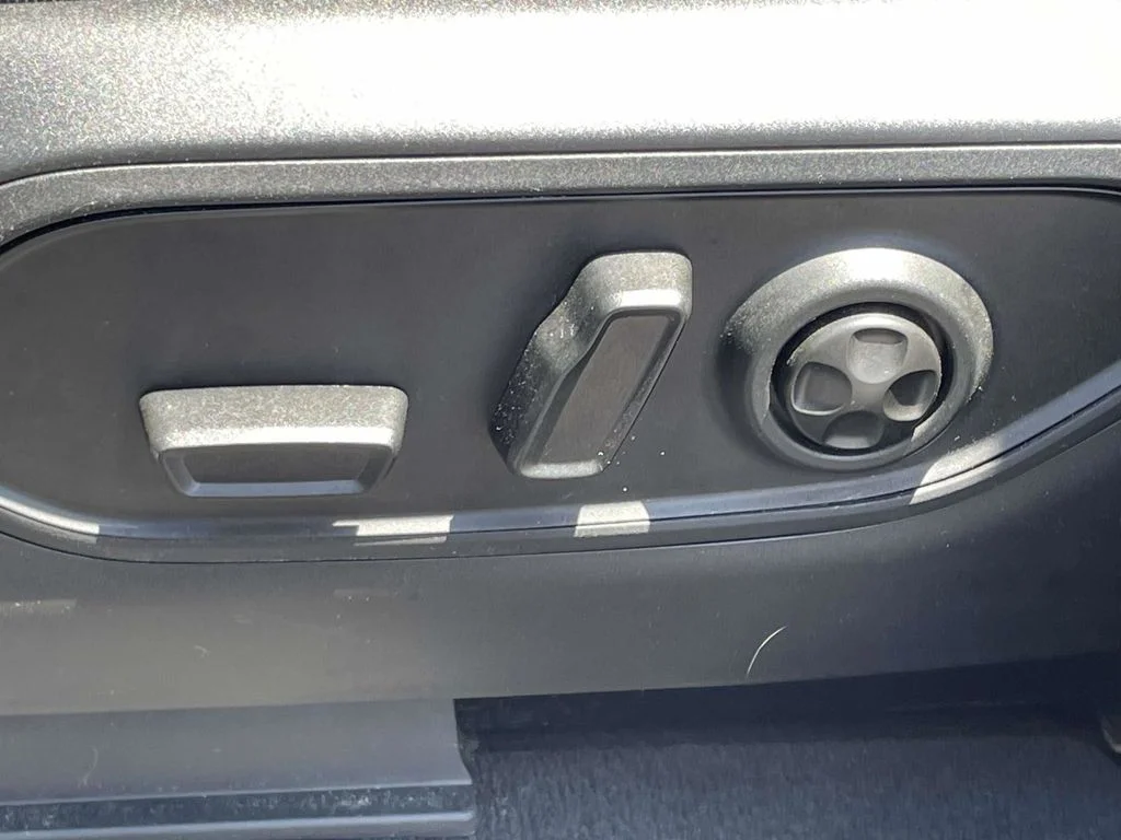 Used 2023 Black Jeep Altitude image 27