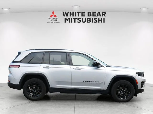 Used 2024 Silver Jeep Altitude image 6
