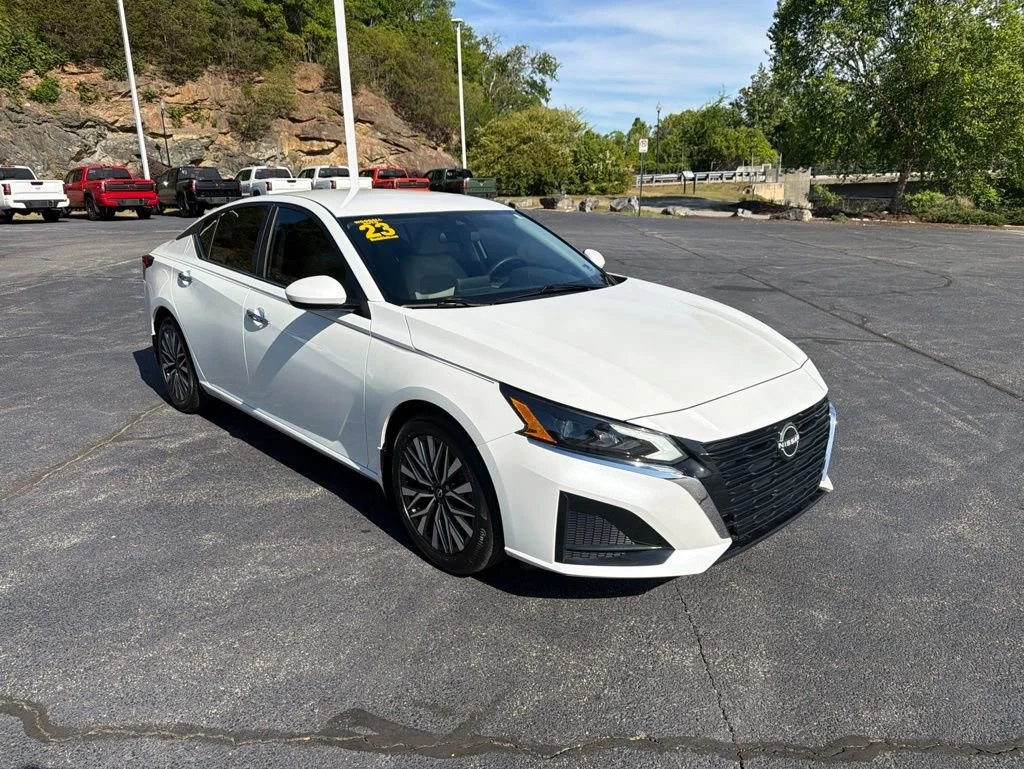 Used 2023 White Nissan 2.5 SV image 1