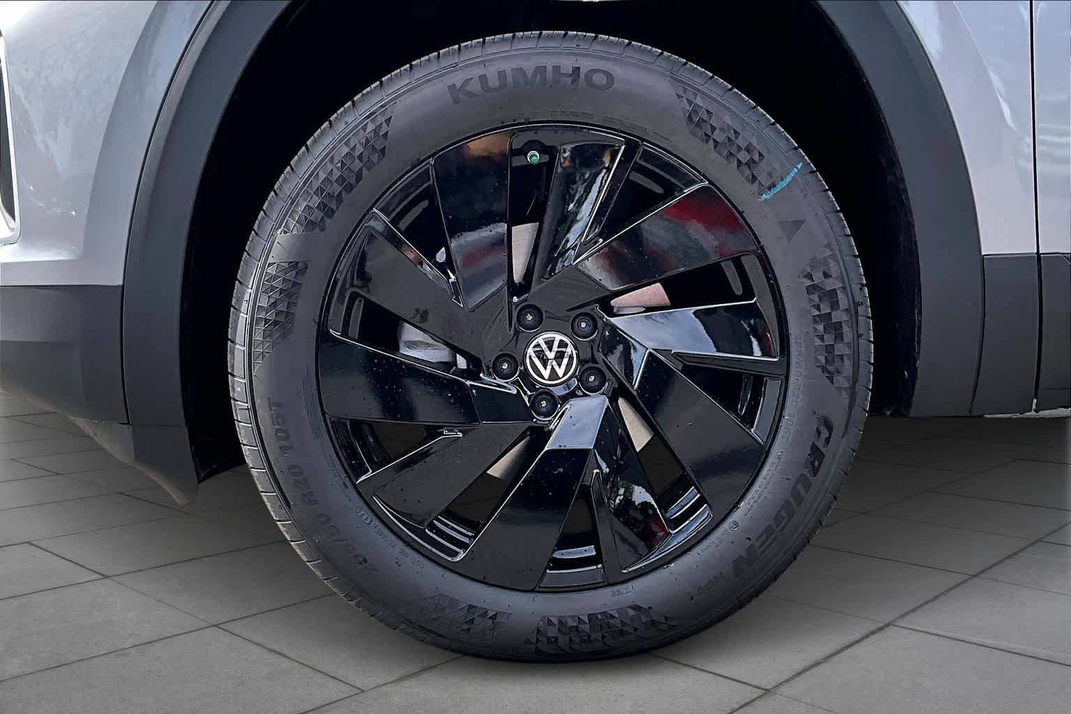 New 2026 Silver Mist Metallic Volkswagen 2.0T SE W/TECHNOLOGY image 11