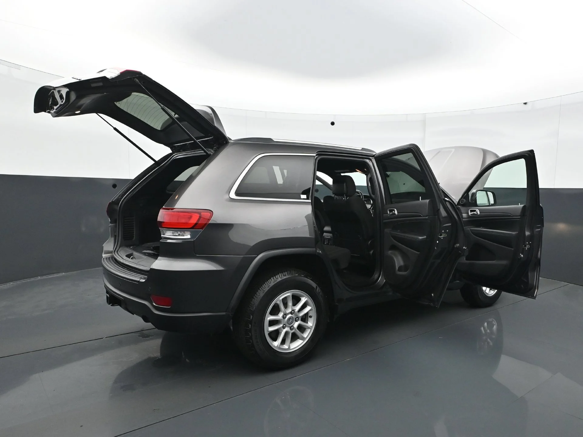 Used 2020 Granite Crystal Metallic Clearcoat Jeep Laredo E image 36