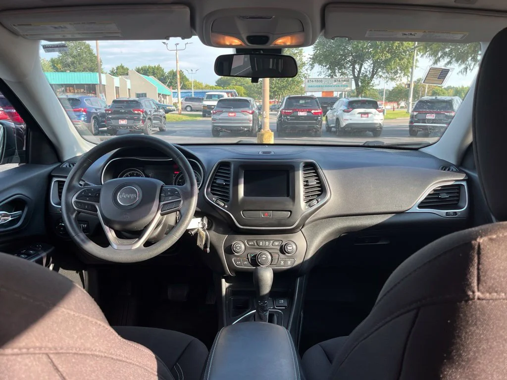Used 2019 Red Jeep Latitude image 47