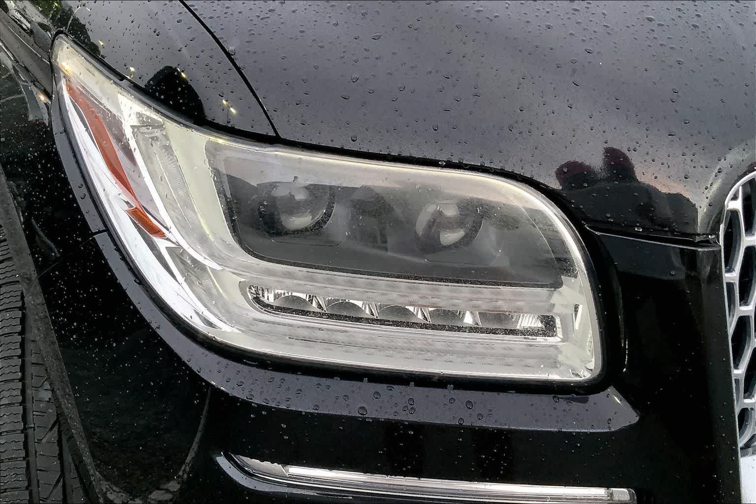 Used 2018 Black Velvet Lincoln Select image 26