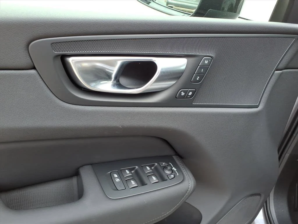 2026 Volvo XC60 Plus - Photo 12