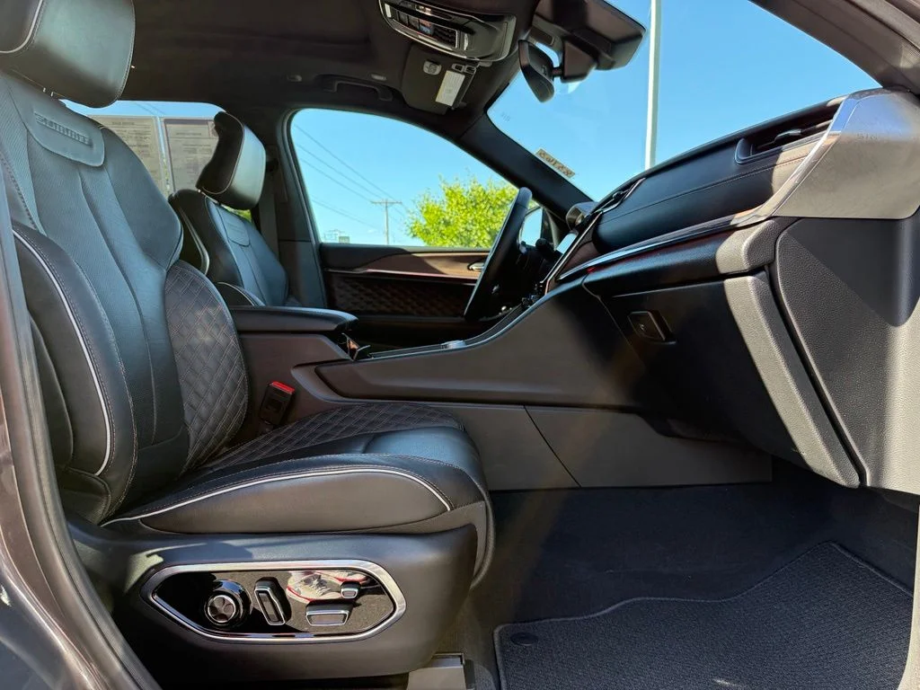 Used 2025 Gray Jeep Summit image 18