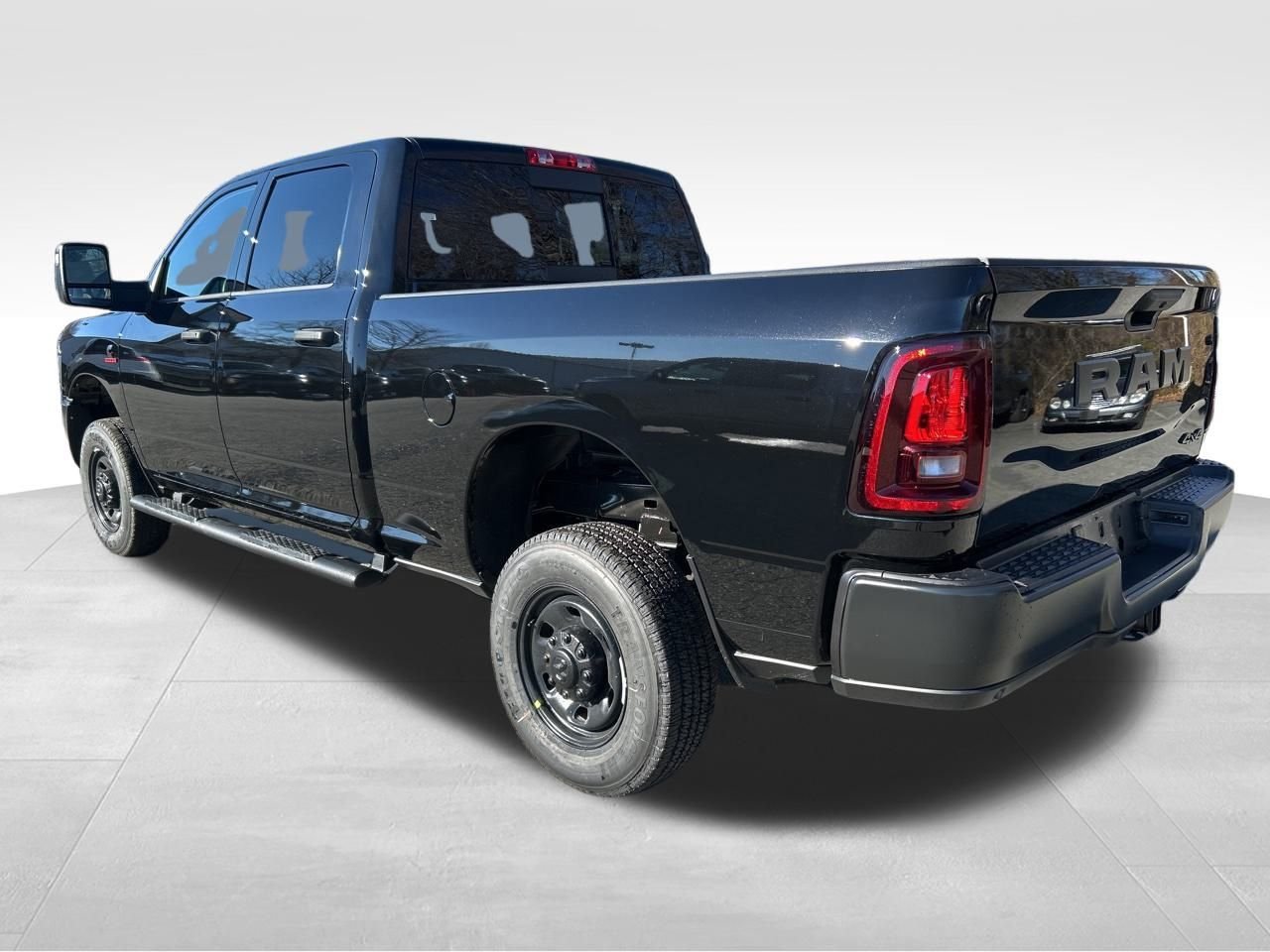 New 2026 Diamond Black Crystal Pearl-Coat Exterior Paint RAM Tradesman image 3