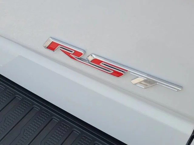 New 2026 Summit White Chevrolet RST image 31