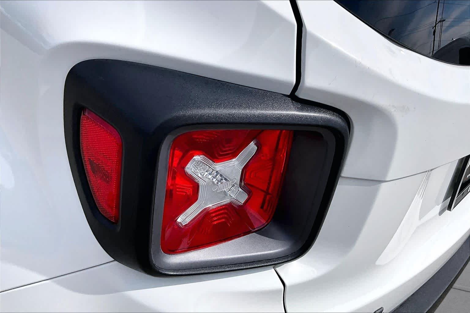 Used 2017 Alpine White Jeep Trailhawk image 28