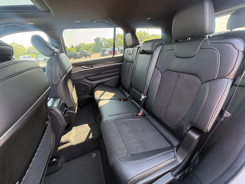New 2026 Silver Zynith Exterior Paint Jeep Altitude image 25