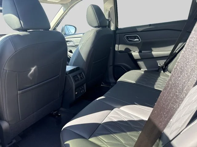 2025 Nissan Rogue Platinum - Photo 16