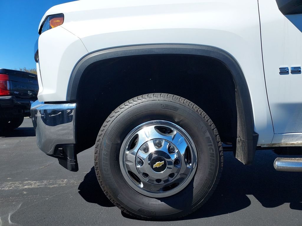 Used 2021 White Chevrolet LT image 16