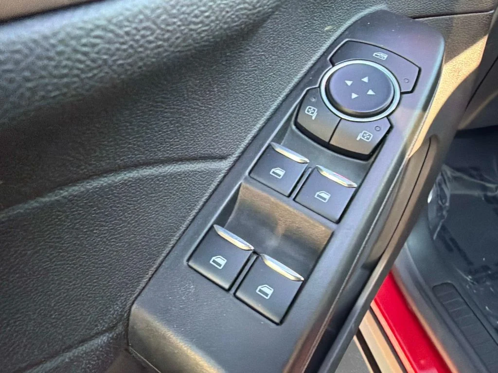 Used 2022 Red Ford SE image 19