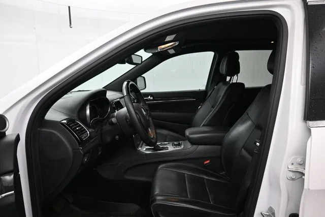 Used 2019 Ivory 3-coat Jeep Overland image 10