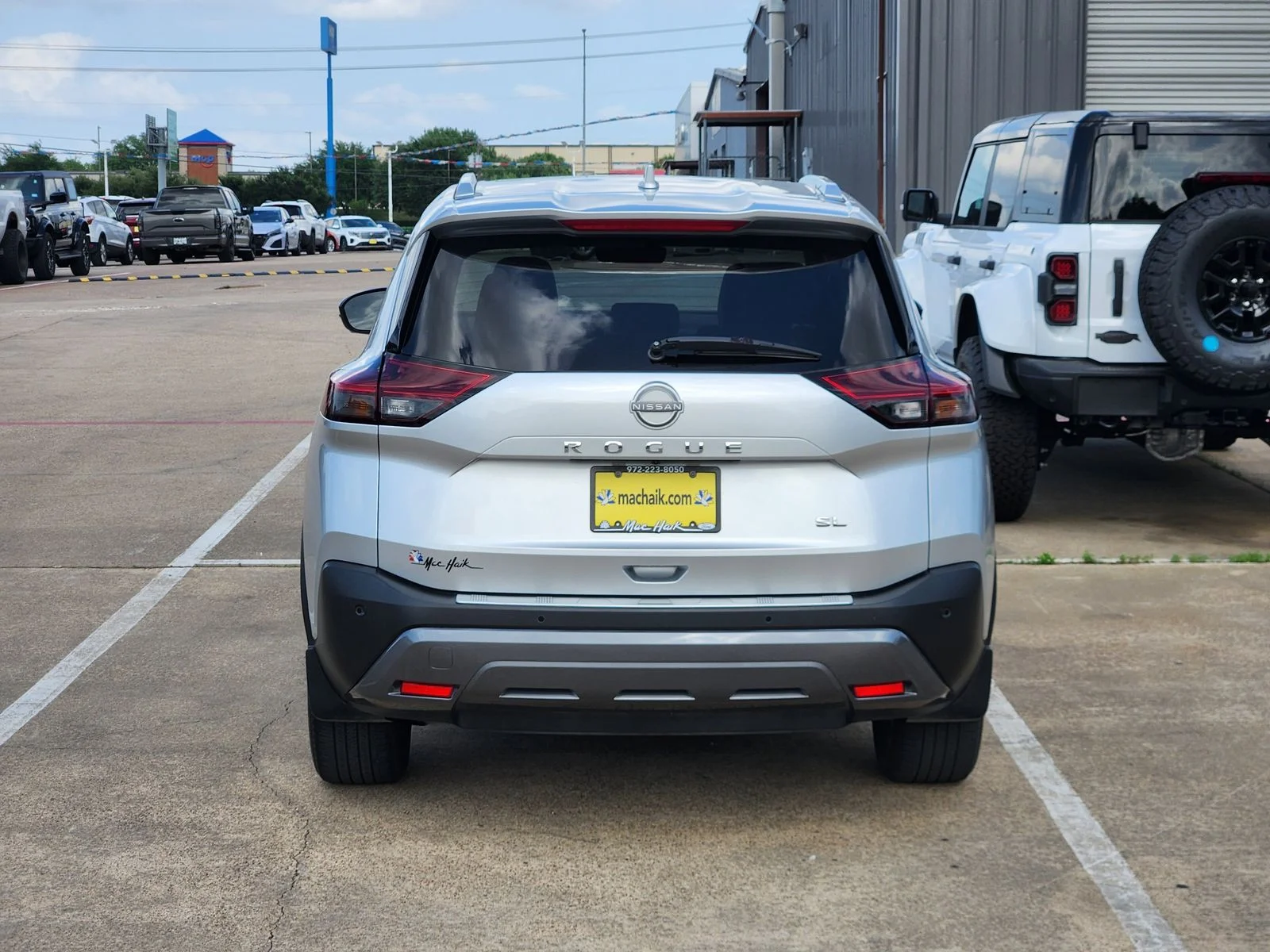 Used 2023 Silver Nissan SL image 5