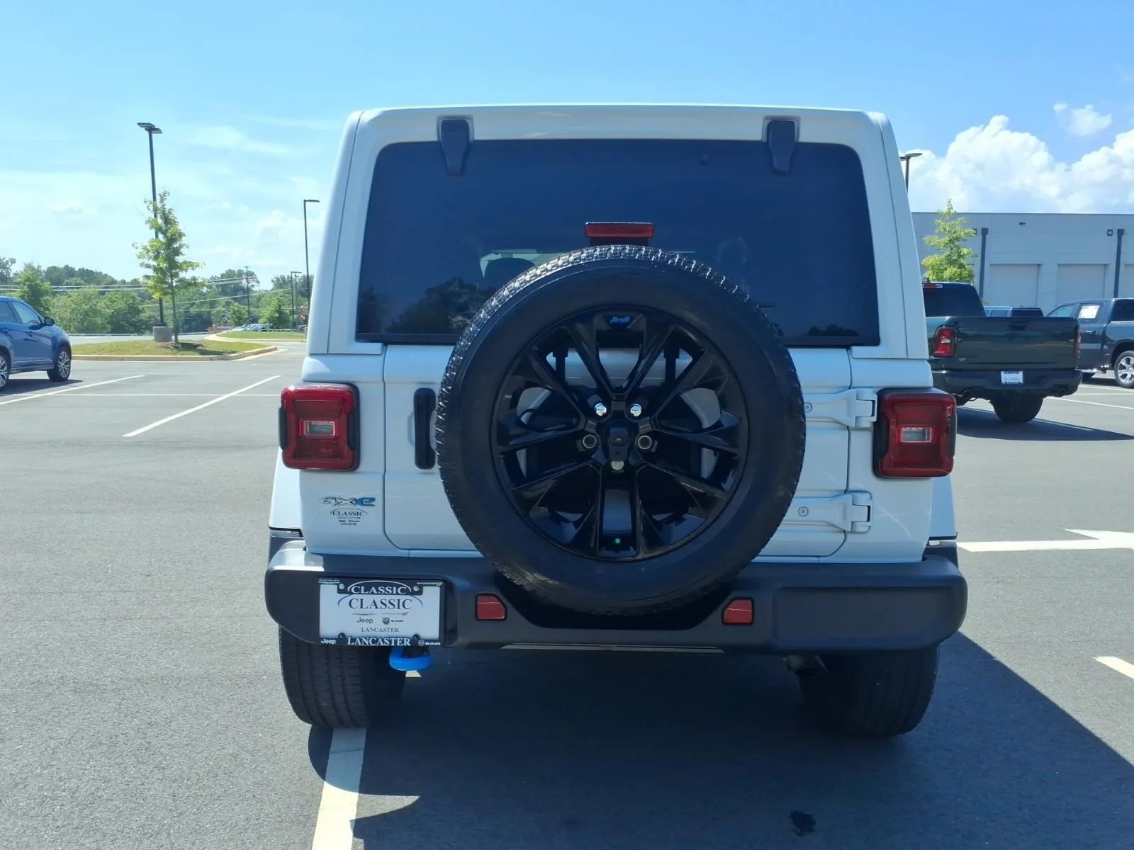 Used 2022 Bright White Clearcoat Jeep Unlimited Sahara image 18