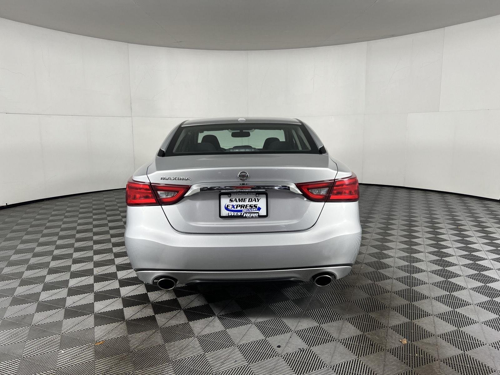 Used 2018 Brilliant Silver Nissan S image 17
