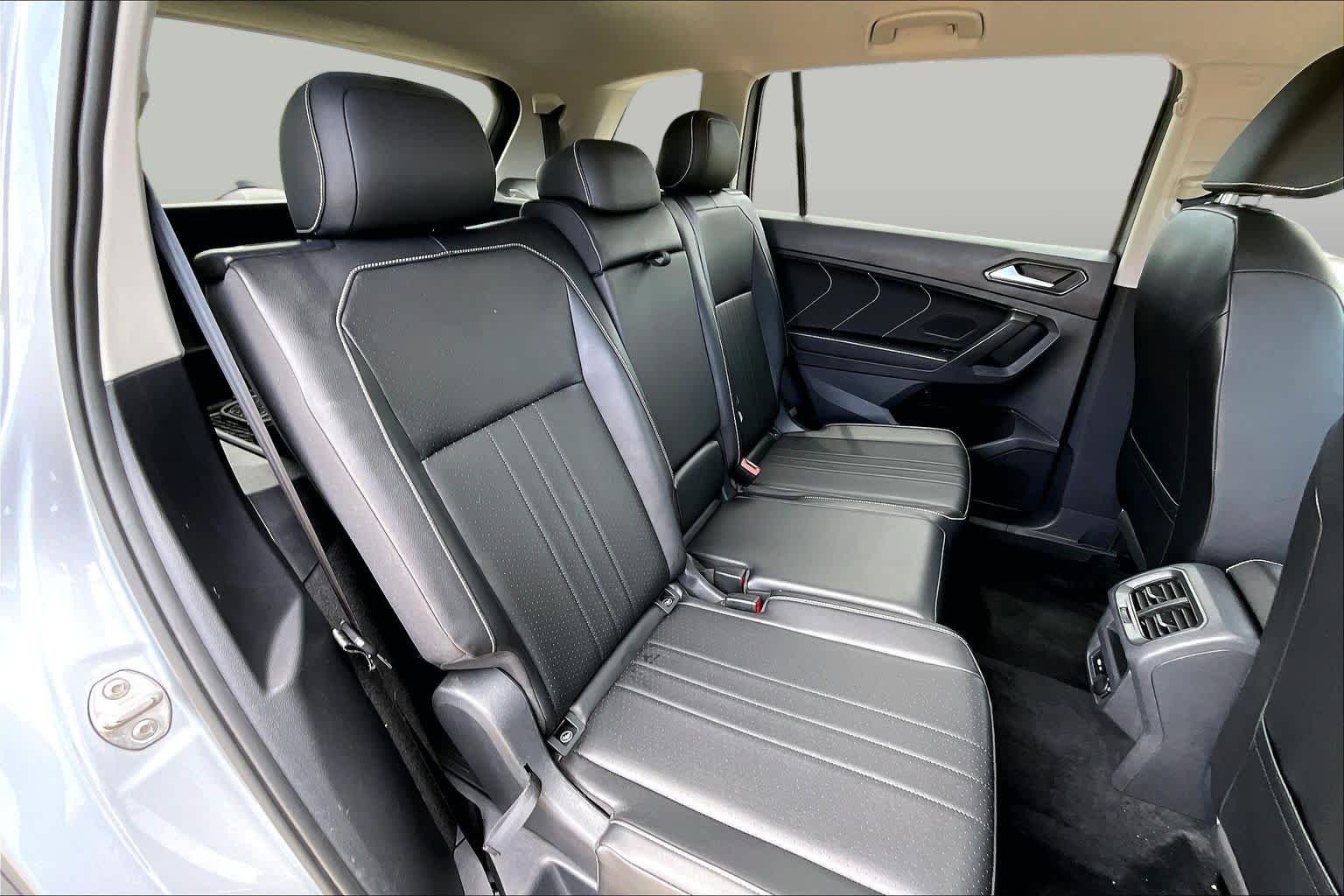 Used 2022 Pyrite Silver Metallic Volkswagen SE image 18