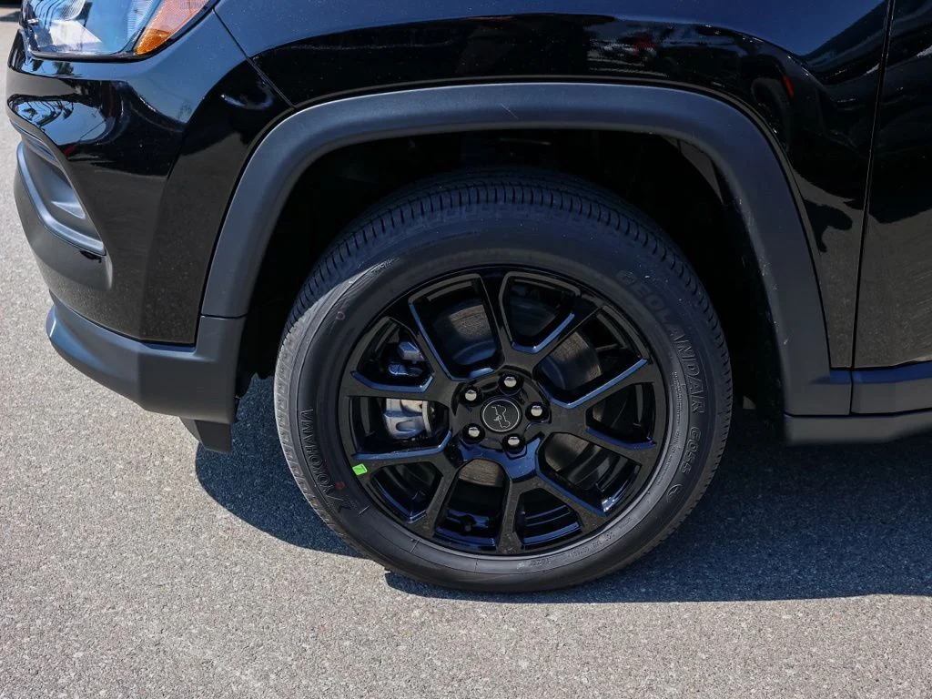New 2026 Diamond Black Crystal Pearl-Coat Exterior Paint Jeep Latitude image 10