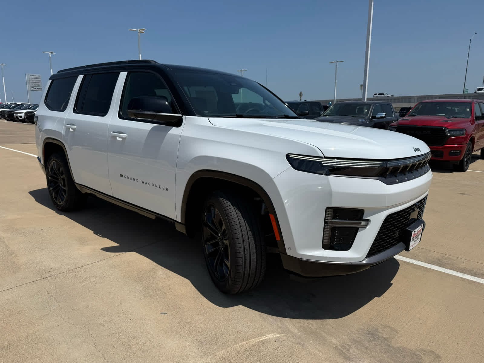 New 2026 Bright White Clear-Coat Exterior Paint Jeep Summit Obsidian image 4