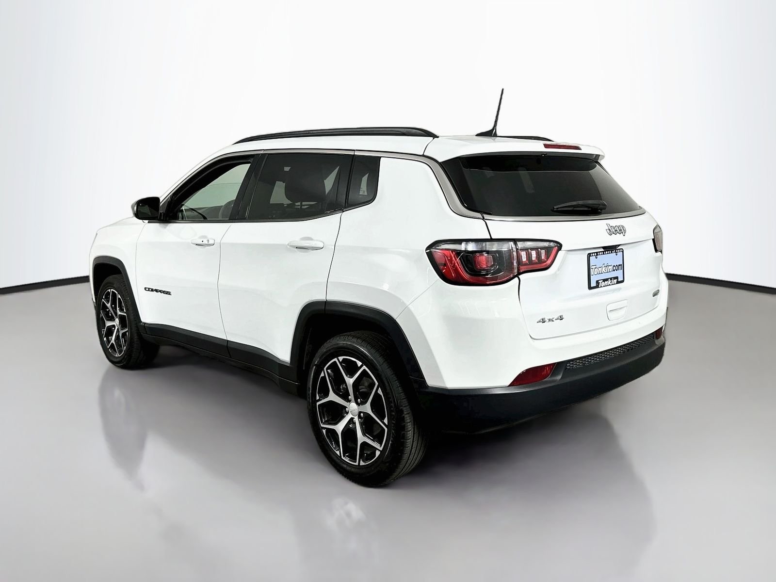 Used 2024 Bright White Clearcoat Jeep Latitude image 5