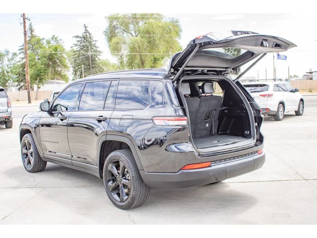 Used 2024 Diamond Black Crystal Pearlcoat Jeep Limited image 9