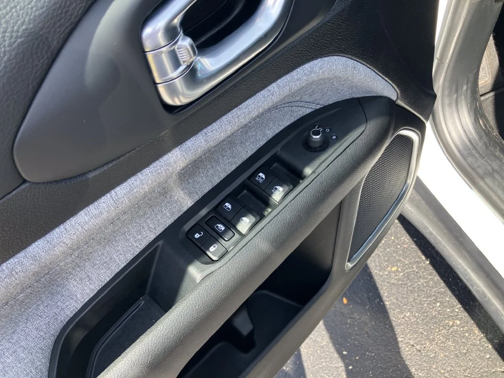 Used 2025 White Jeep Latitude image 15