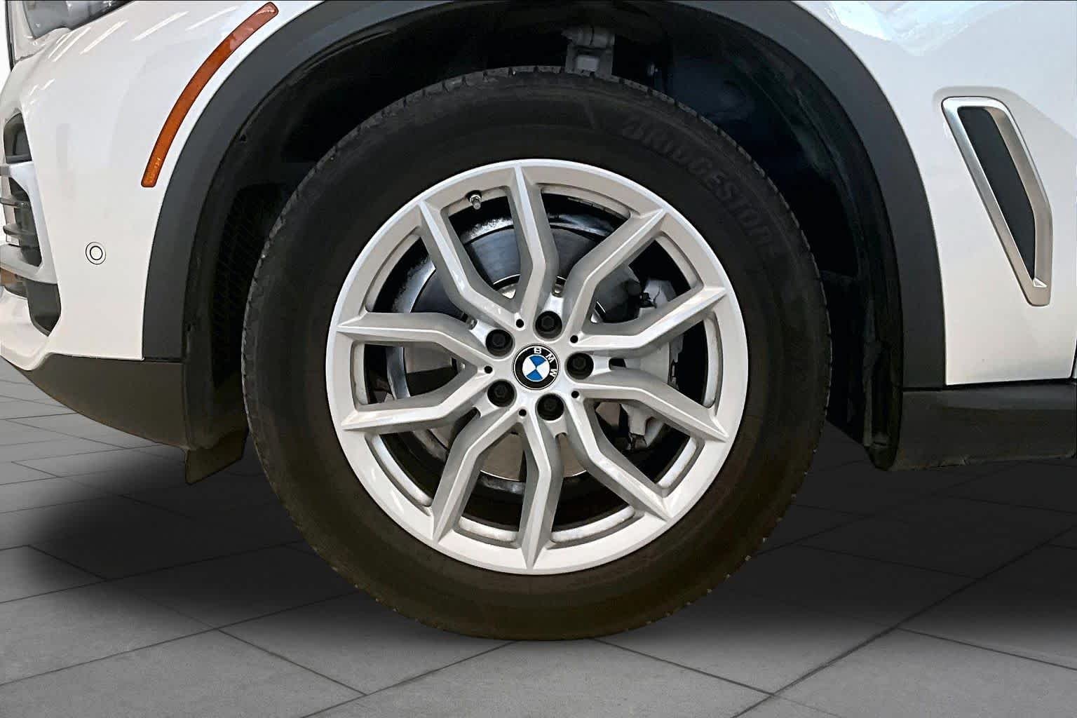 Used 2023 Mineral White Metallic BMW sDrive40i image 10