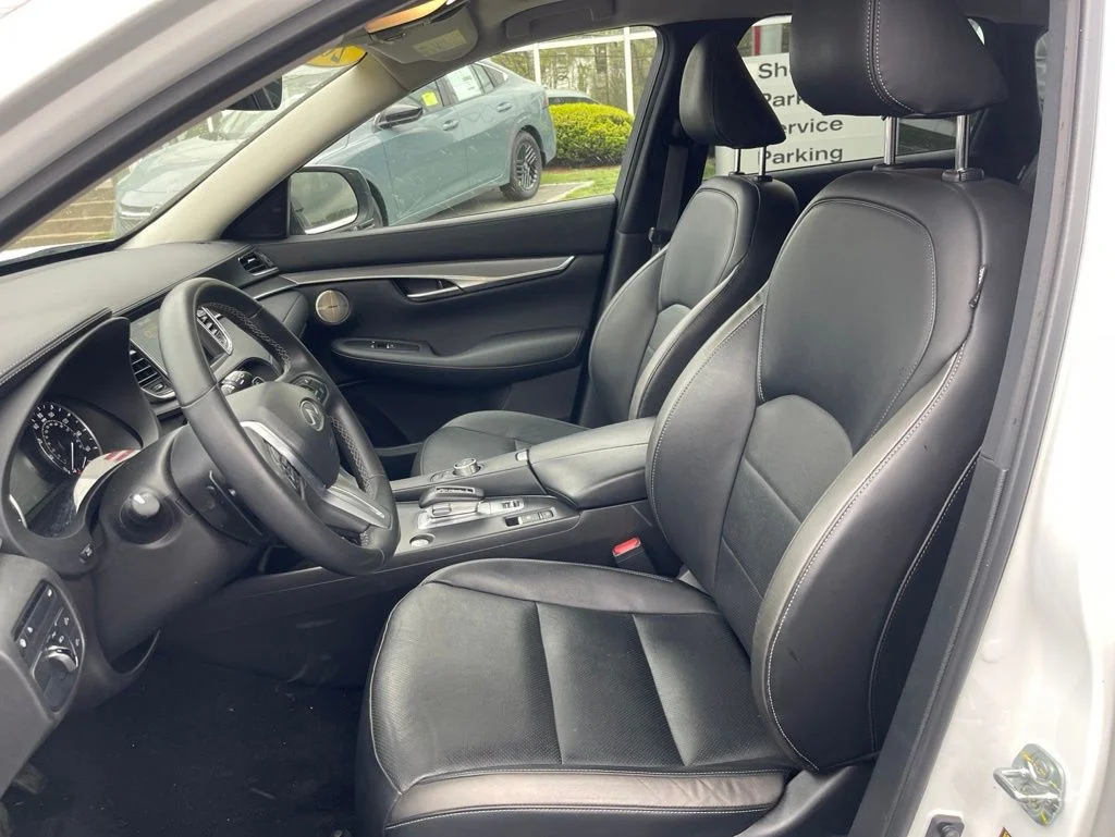 Used 2023 White INFINITI LUXE image 13