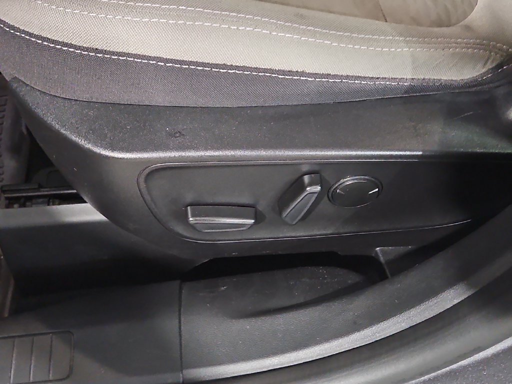 Used 2022 Gray Ford SE image 16