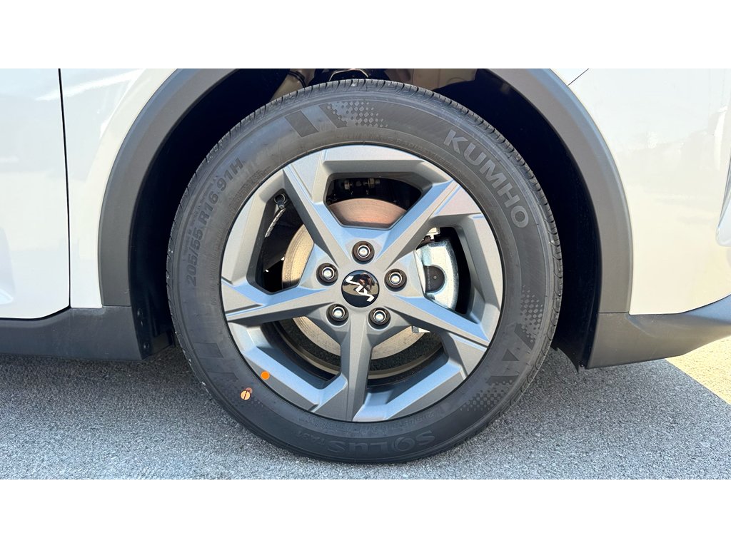 New 2026 Snow White Pearl Kia LXS image 28