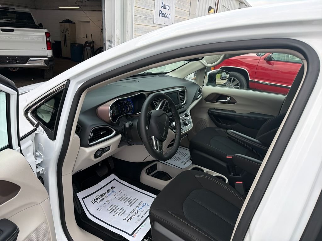 Used 2023 White Chrysler LX image 16