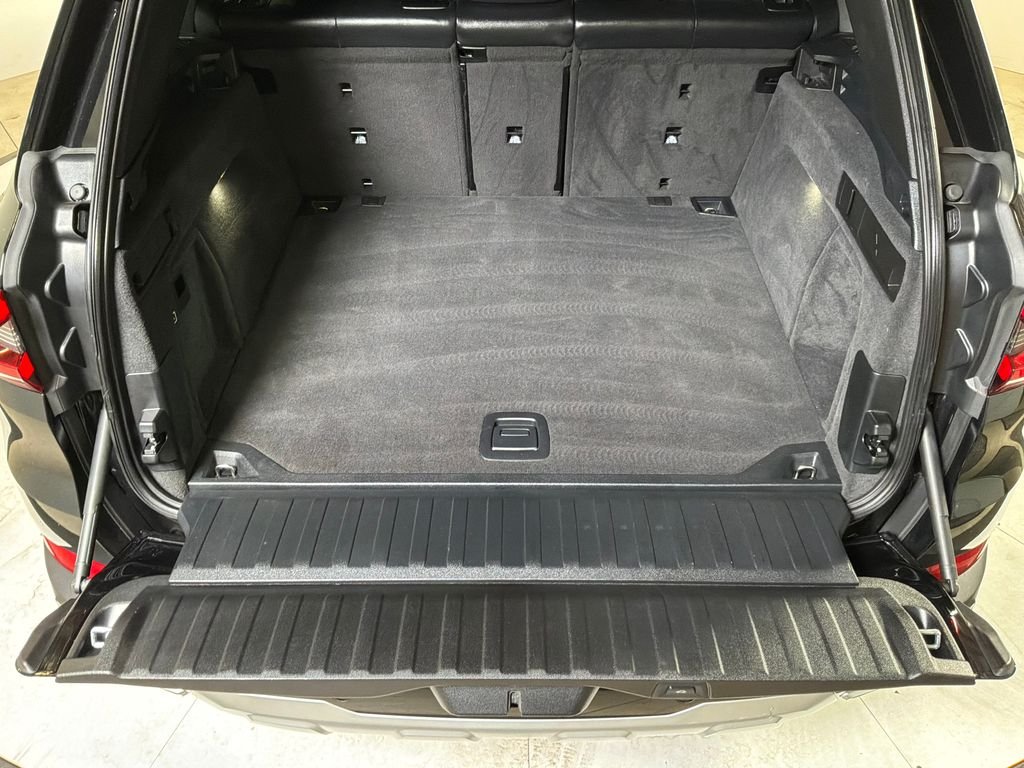 Used 2022 Black BMW xDrive40i image 18