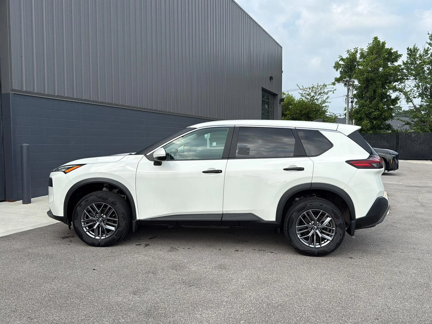 Used 2023  Nissan S image 6