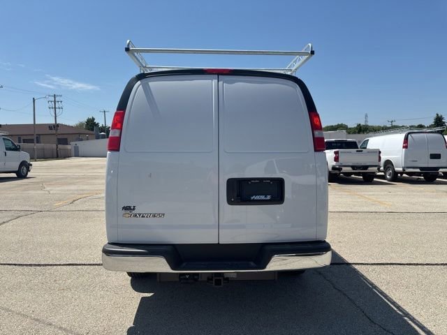New 2026 Summit White Chevrolet WT image 5