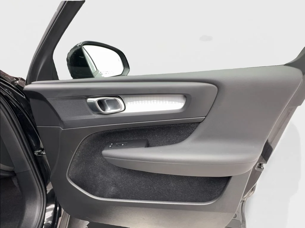 Used 2021 Black Volvo Momentum image 33