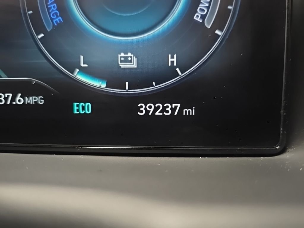 Used 2024 Silver Hyundai SEL Convenience image 24