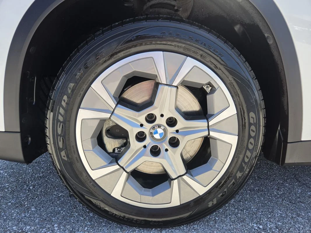 Used 2023  BMW xDrive28i image 11