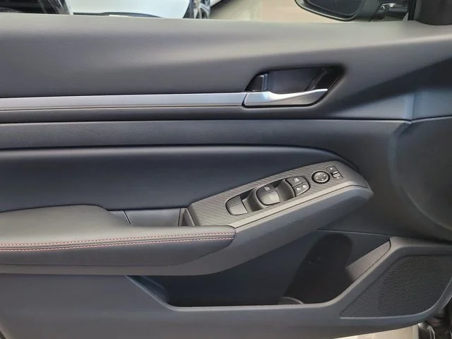New 2026 Gray Sky Pearl / Super Black Two-tone Nissan SR image 14