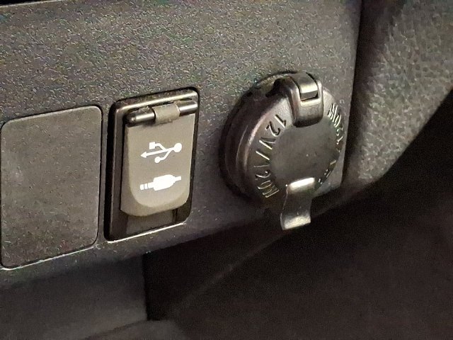 Used 2018 Silver Toyota XLE image 30