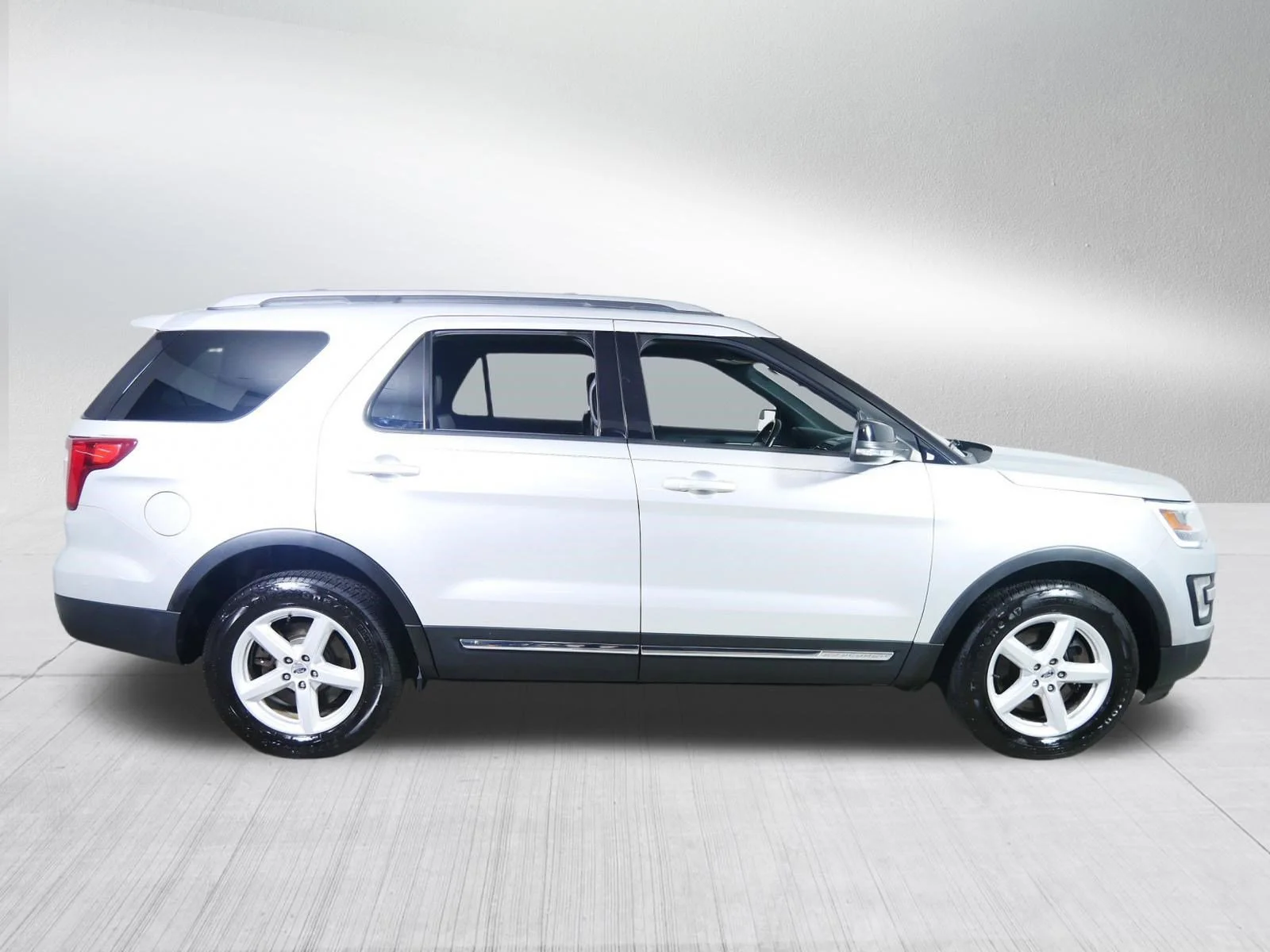 Used 2017 Ingot Silver Metallic Ford XLT image 8