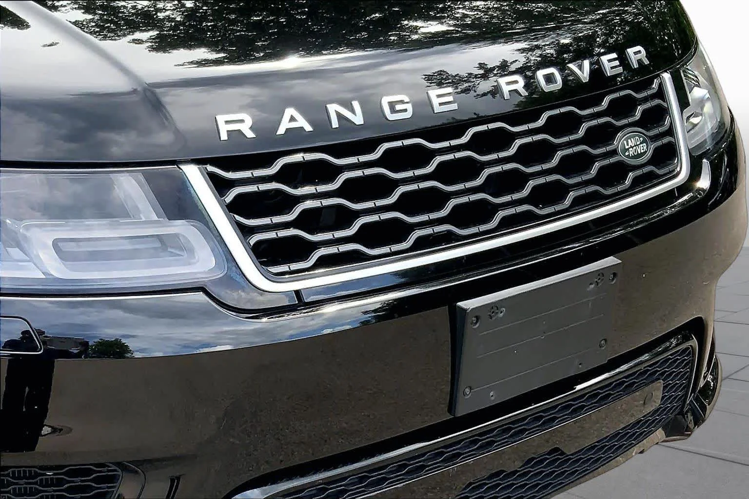 Used 2018 Narvik Black Land Rover HSE image 28