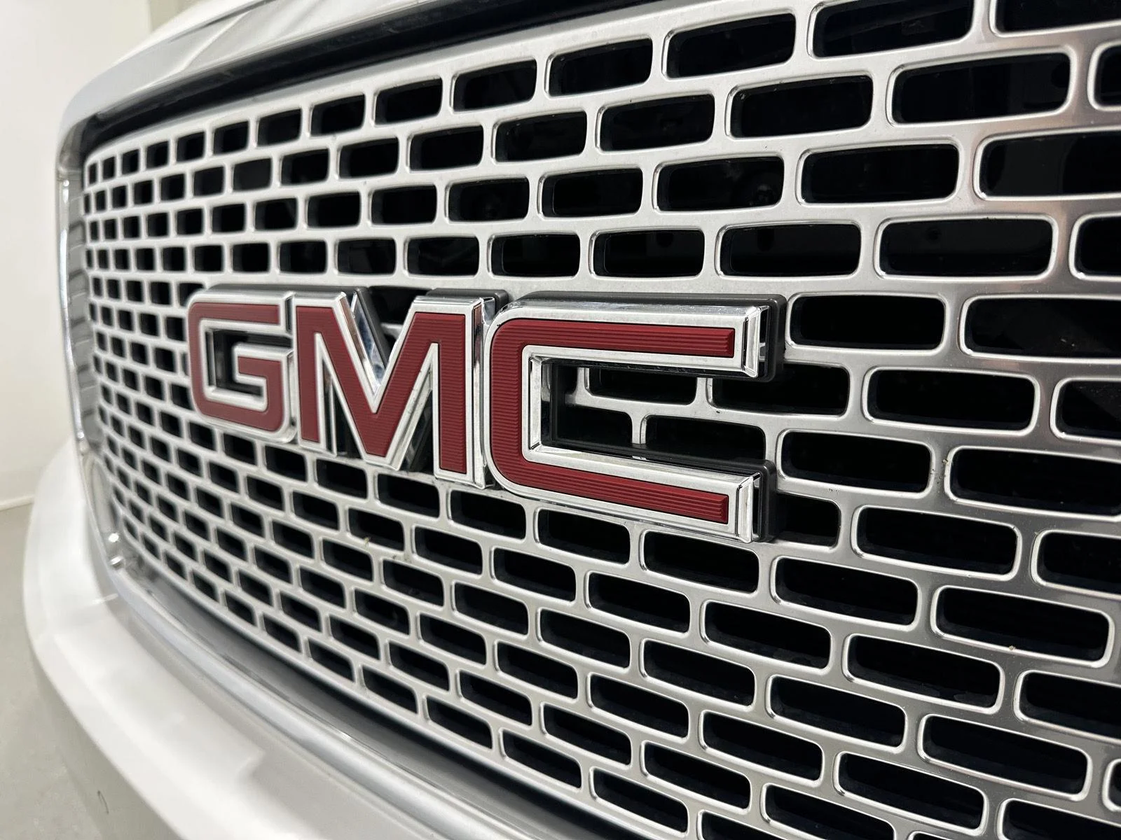 Used 2016 WHITE FROST TRICOAT GMC Denali image 30