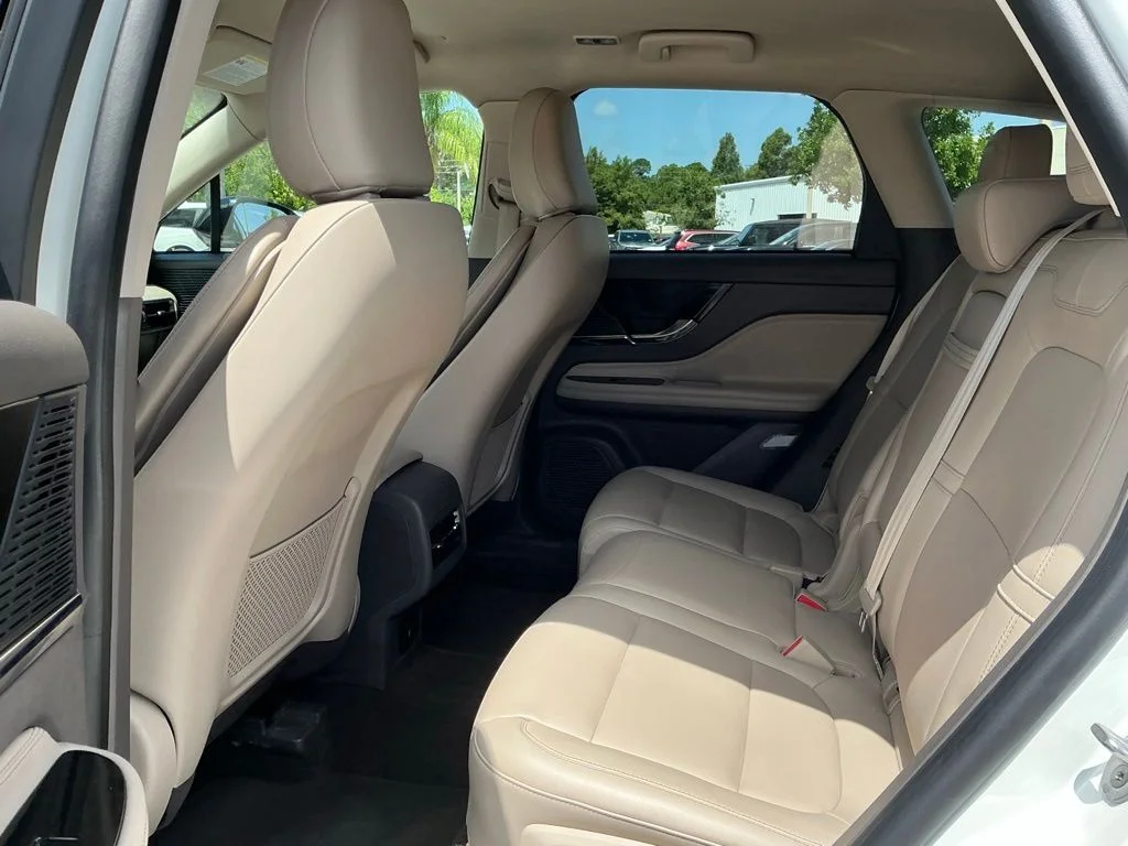 Used 2021 White Lincoln Standard image 32