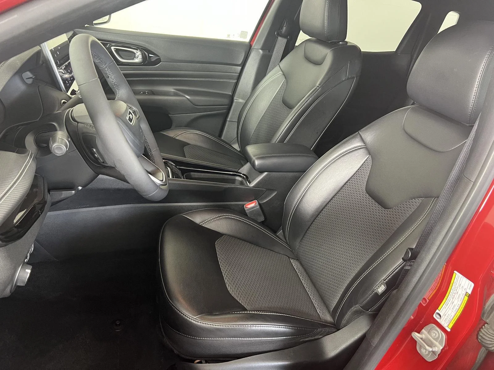 Used 2023  Jeep Altitude image 5