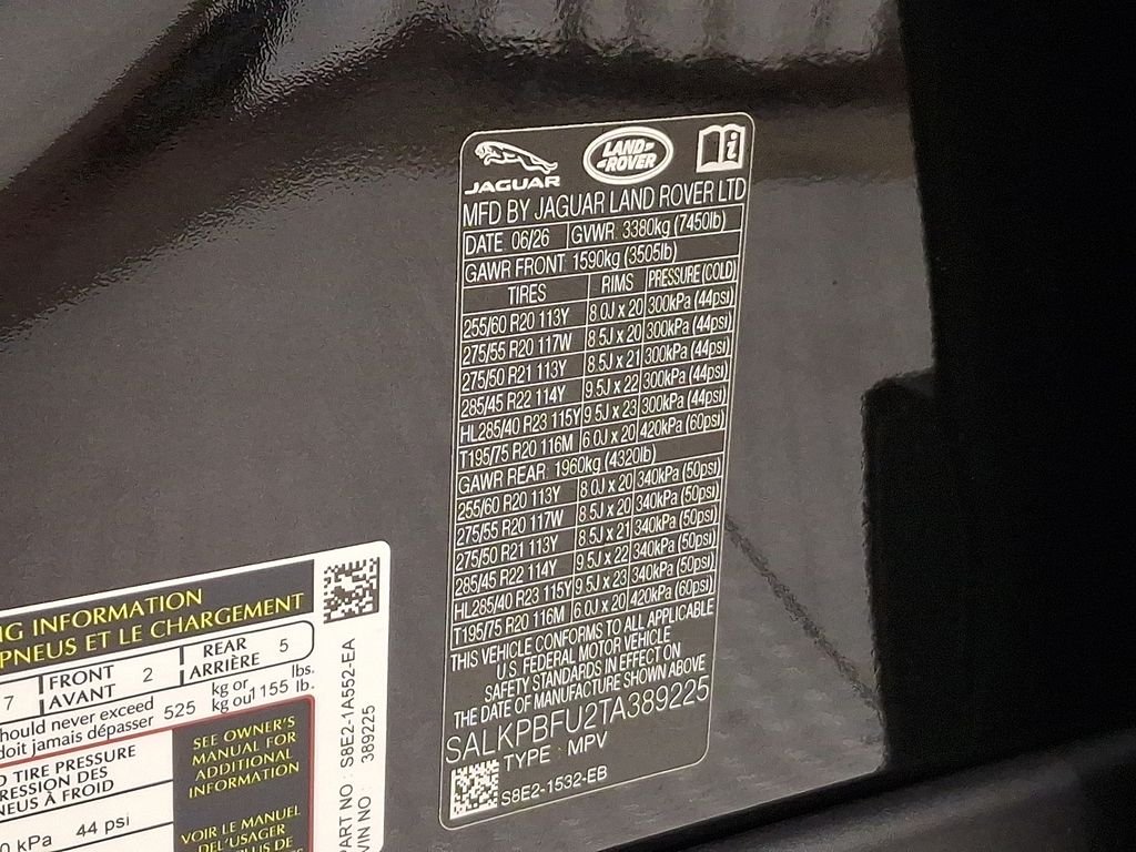 New 2026 Santorini Black Metallic Land Rover SE image 22