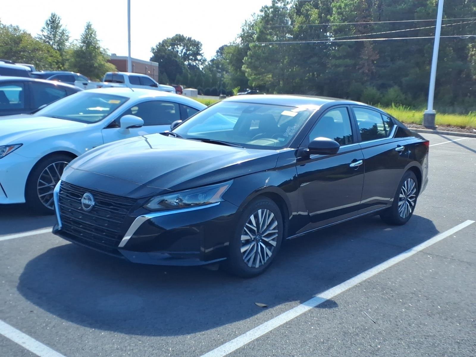 Used 2025 Super Black Nissan SV image 3